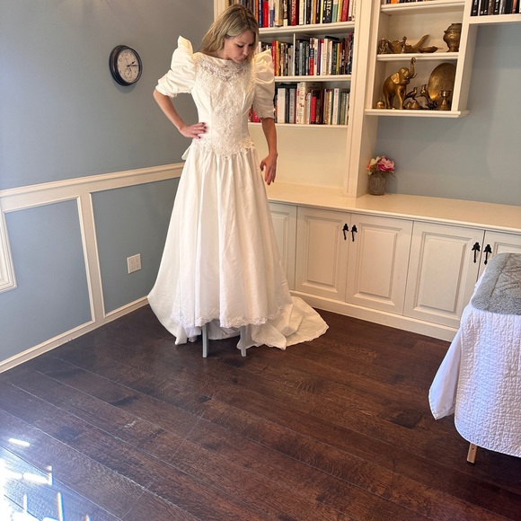 Vintage wedding dress with long train - Picture 4 of 11
